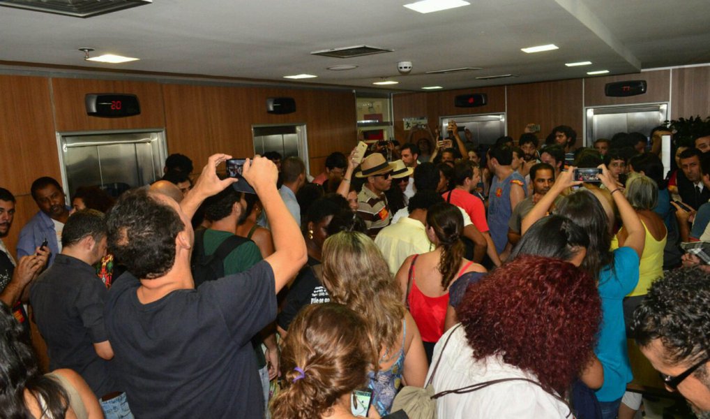 Em greve desde 2 de março, os professores da rede estadual do Rio de Janeiro decidiram pela continuação da greve, em assembleia geral, no centro da capital fluminense; de acordo com Sindicato Estadual dos Profissionais de Educação (Sepe), a greve ganhou mais força depois que o governo anunciou que não pagará os salário dos aposentados que recebem mais de R$ 2 mil líquidos; a categoria tem outras reivindicações como melhores condições de trabalho, de estudos para os nossos alunos e eleição direta para diretor de escola