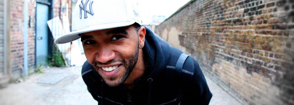 O cantor e compositor de rap Flavio Renegado convocou, pelas redes sociais, a população a fazer uma manifestação contra o impeachment da presidente Dilma no Rio; "Salve, salve a rapazeada! Quero convocar todo mundo para estar amanhãs, às 9h da manha, em Copacabana, em frente à casa do Brizola. Vamos chegar junto. O morro vai descer em peso. Não ao golpe! A favor da democracia sempre", afirmou; no final do vídeo, o Renegado cantou um trechinho de uma canção que fez em parceira com o vocalista do Detonautas Tico Santa Cruz; "O morro mandou avisar, se a senzala descer ninguém vai segurar..."