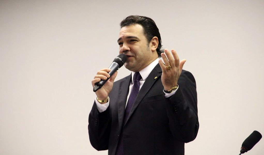Em seu perfil no Facebook, o deputado federal Marco Feliciano publicou um vídeo criticando duramente artistas que manifestaram sua insatisfação com a decisão do governo de Michel Temer de extinguir o Ministério da Cultura, que juntou-se com o da Educação: “Procurem o Ministério do Trabalho. Vá arrumar o que fazer. Parem de sugar nas tetas do governo e vamos fazer nosso país caminhar”