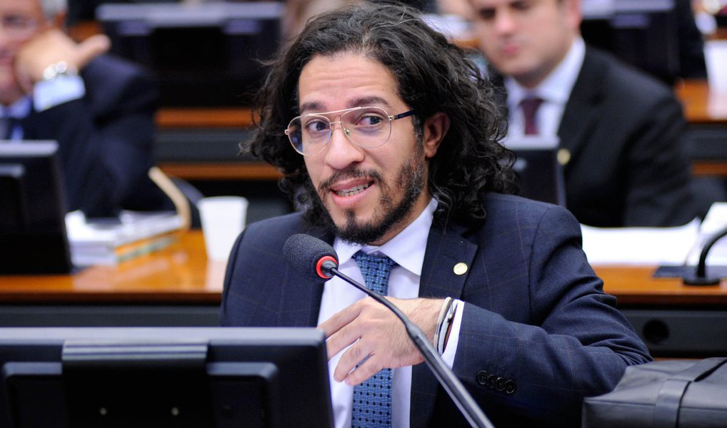 "Eu sou oposição ao governo Dilma, mas ela foi legitimamente eleita. Questionar a eleição dela é questionar a minha eleição", afirmou o deputado federal Jean Wyllys (Psol-RJ); segundo ele, "as pessoas precisam se dar conta de que foram às ruas lutar contra a corrupção e não percebem que as pessoas que conduzem o impeachment são corruptas. Elas deveria se levantar contra eles"; para Wyllys, o presidente da Câmara, Eduardo Cunha (PMDB-RJ), é um "gângster" e o vice-presidente Michel Temer é um "traidor"