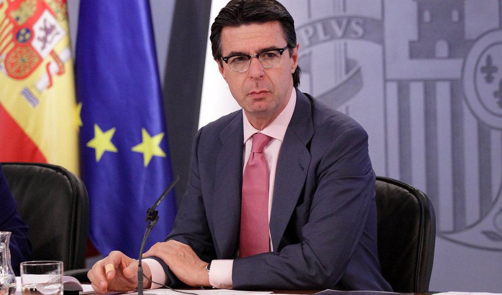 Ministro da Indústria da Espanha, José Manuel Soria, pediu demissão e também renunciou a uma cadeira de deputado na esteira de seu envolvimento no escândalo conhecido como Panamá Papers; Soria apareceu associado a empresas "off-shore" listadas no caso no início da semana; por meio de um comunicado, ele disse que a sua renúncia acontece "à luz da sucessão de erros cometidos ao longo dos últimos dias na explicação das [suas] atividades empresariais anteriores à [sua] entrada na política em 1995"e "sem prejuízo de que tais atividades empresariais tenham tido vínculo algum com o exercício das responsabilidades políticas"