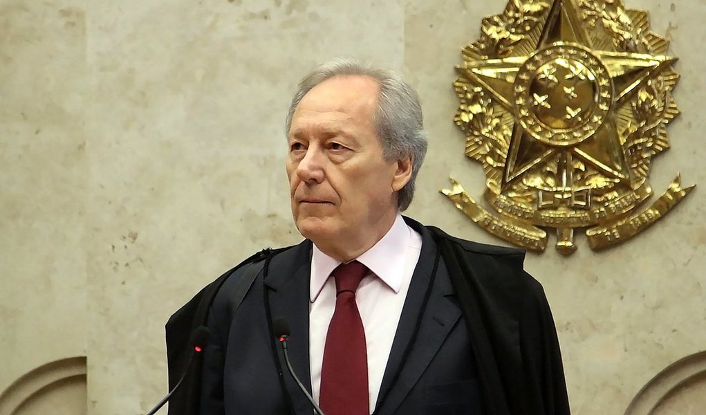 Presidente do Supremo Tribunal Federal, ministro Ricardo Lewandowski, reafirmou que a Corte poderá analisar o mérito do processo de impeachment que tramita contra a presidente Dilma Rousseff se o governo entrar com um recurso; “O Supremo não se pronunciou ainda sobre essa matéria", afirmou; na semana passada, ele disse que o STF “não fecharia as portas para uma eventual contestação no que diz respeito à tipificação dos atos imputados à senhora presidente no momento adequado”