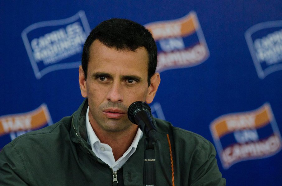 Henrique Capriles diz ser contrário ao impeachment da presidente Dilma Rousseff por acreditar que o único caminho para a mudança de poder, “seja na Venezuela ou no Brasil, é por meio do voto"; Capriles revela que, antes da queda do governo, ele próprio esteve envolvido em negociações com o ex-presidente Lula para que o petista ajudasse num diálogo com a Venezuela; “Tenho sido muito criticado por apoiar Lula depois da queda do governo no Brasil”