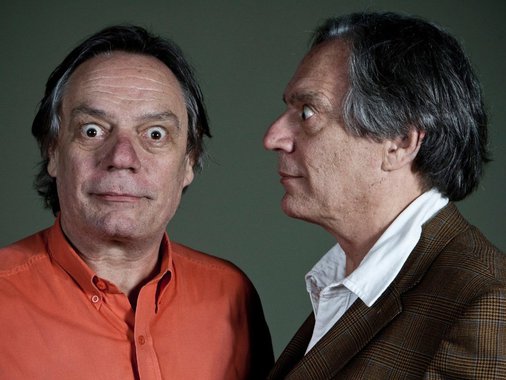 Embora tenham as mesmas feições, corpos, vozes, profissões e ideias artísticas, os irmãos Caruso nem sempre concordam em tudo quando o assunto é política; nessa entrevista ao jornalista Alex Solnik, do 247, Chico Caruso, que mora no Rio, trabalha no Globo há 32 anos e que em 2014 votou em Aécio, acredita que o que está acontecendo hoje é resultado da "lambança do PT" e chama o presidente provisório de "personagem sinistro"; "Não quer pôr um ministro mulher? Põe o Laerte", provoca; já Paulo Caruso, que mora em São Paulo e trabalha no Roda Viva, da TV Cultura, votou em Dilma e diz que o "impeachment foi conduzido para afastar o PT"; ele afirma que "o Brasil não é mais o país da democracia"