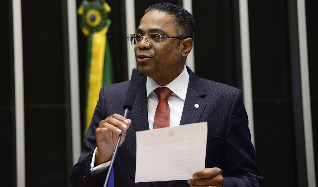 Bancada do PRB na Câmara deve anunciar ainda nesta terça-feira, 12, sua decisão de votar em peso a favor do impeachment da presidente Dilma Rousseff; o partido, que controlava o Ministério do Esporte, tem 22 deputados na Câmara, liderados pelo deputado Márcio Marinho; havia ainda quatro parlamentares indecisos, que teriam sido convencidos a aderir à posição em favor da ruptura da democracia