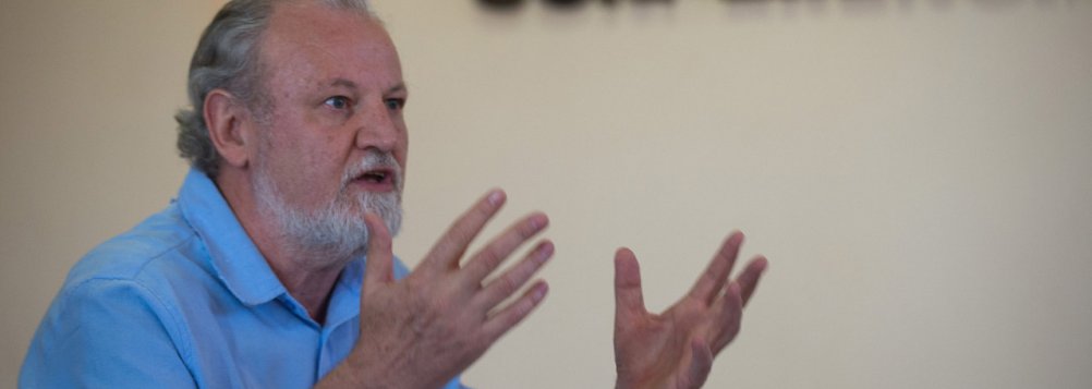 O líder do Movimento Sem Terra (MST), João Pedro Stédile, disparou duro contra a Rede Globo, que atua fortemente a favor do golpe contra a presidente Dilma; "A Globo é a direção ideológica da burguesia. A partir de hj temos q fazer campanha permanente de boicote à Globo!", disparou Stédile pelo Twitter