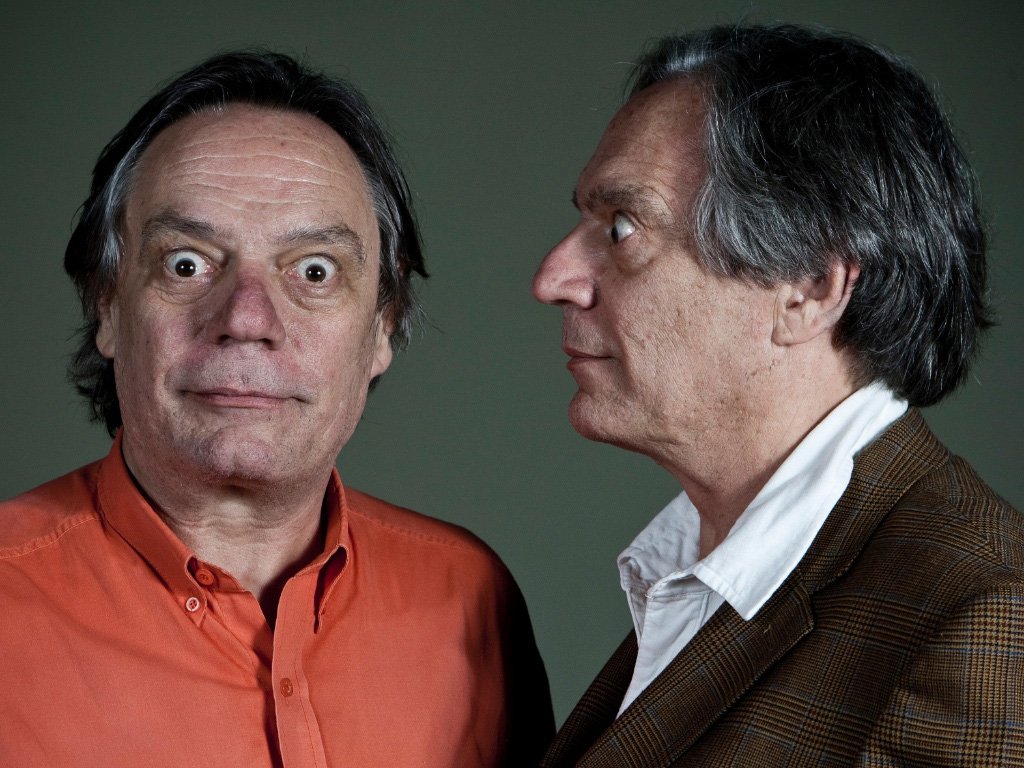 Embora tenham as mesmas feições, corpos, vozes, profissões e ideias artísticas, os irmãos Caruso nem sempre concordam em tudo quando o assunto é política; nessa entrevista ao jornalista Alex Solnik, do 247, Chico Caruso, que mora no Rio, trabalha no Globo há 32 anos e que em 2014 votou em Aécio, acredita que o que está acontecendo hoje é resultado da "lambança do PT" e chama o presidente provisório de "personagem sinistro"; "Não quer pôr um ministro mulher? Põe o Laerte", provoca; já Paulo Caruso, que mora em São Paulo e trabalha no Roda Viva, da TV Cultura, votou em Dilma e diz que o "impeachment foi conduzido para afastar o PT"; ele afirma que "o Brasil não é mais o país da democracia"