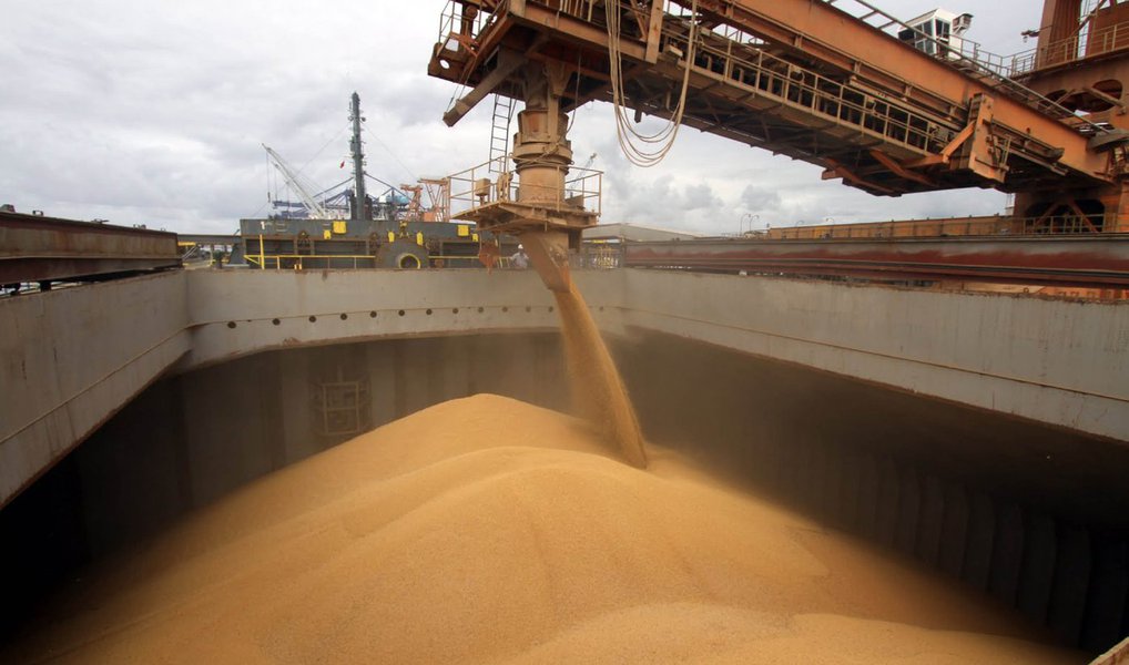 Brasil deverá ocupar mercados de soja, farelo e óleo de soja que a Argentina eventualmente deixe vazios em função de perdas decorrentes de inundações que afetam a safra do país vizinho; Argentina é o terceiro exportador global de soja em grão, atrás de Brasil e Estados Unidos, mas é líder na exportação de farelo e óleo de soja; estimativa é que as chuvas e inundações poderão reduzir a colheita argentina em cerca de 15%; em abril, as exportações de soja do Brasil superaram 10 milhões de toneladas ao mês pela primeira vez na história, o que eleva a competividade do país para ocupar o espaço resultante das dificuldades argentinas