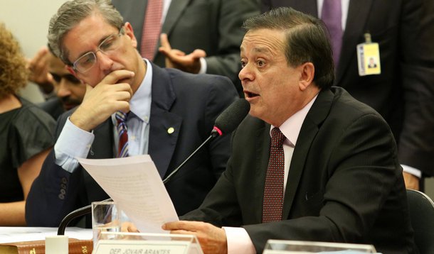 Com a publicação no Diário da Câmara dos Deputados começa a contar o prazo de 48 horas para que o parecer do deputado Jovair Arantes (PTB-GO), que pede a continuidade do processo de impeachment da presidenta Dilma, entre na pauta de votações; a peça inteira do processo, desde a entrega do pedido até a votação do parecer na Câmara e leitura em plenário, somando mais de 10 mil páginas, está publicada na edição desta quarta-feira (13), a partir da página 3, do Diário da Câmara