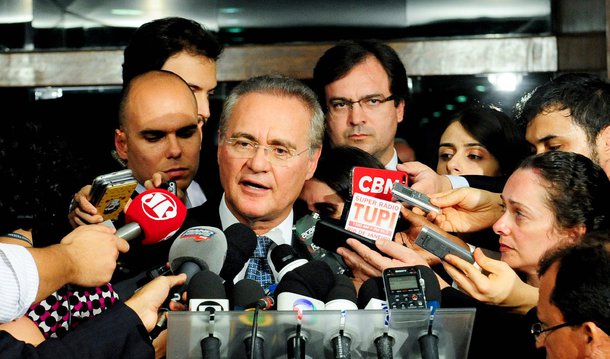 "Em face das especulações, informo de maneira pública e oficial que não irei indicar, sugerir, endossar, recomendar e nem mesmo opinar sobre a escolha de autoridades no governo do Presidente Michel Temer. Independentemente de sermos do mesmo partido e das convergências em nome do Brasil, tive a oportunidade de externar ao Senhor Presidente da República que a indicação de nomes é incompatível com a independência entre os Poderes da República", diz nota do presidente do Senado, Renan Calheiros (PMDB-AL), divulgada nesta quinta (12)