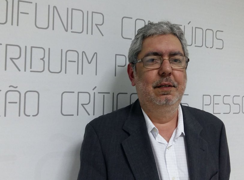 O presidente interino Michel Temer pretende indicar para o comando da Empresa Brasil de Comunicação (EBC) o jornalista Laerte Rimoli, mesmo que tenha que passar por cima da lei que criou a empresa; isso porque, no dia 2 de maio, o jornalista Ricardo Melo (foto) foi nomeado seu presidente e a lei lhe garante mandato de quatro anos; "Ao longo do intenso debate público que levou à criação da EBC,  firmou-se a concepção de que o diretor-presidente deveria ter mandato fixo, não coincidente com os mandatos de Presidentes da República, para assegurar a independência dos canais públicos, tal como ocorre nos sistemas de radiodifusão pública de outros países democráticos", diz nota publicada ontem à noite pela própria EBC