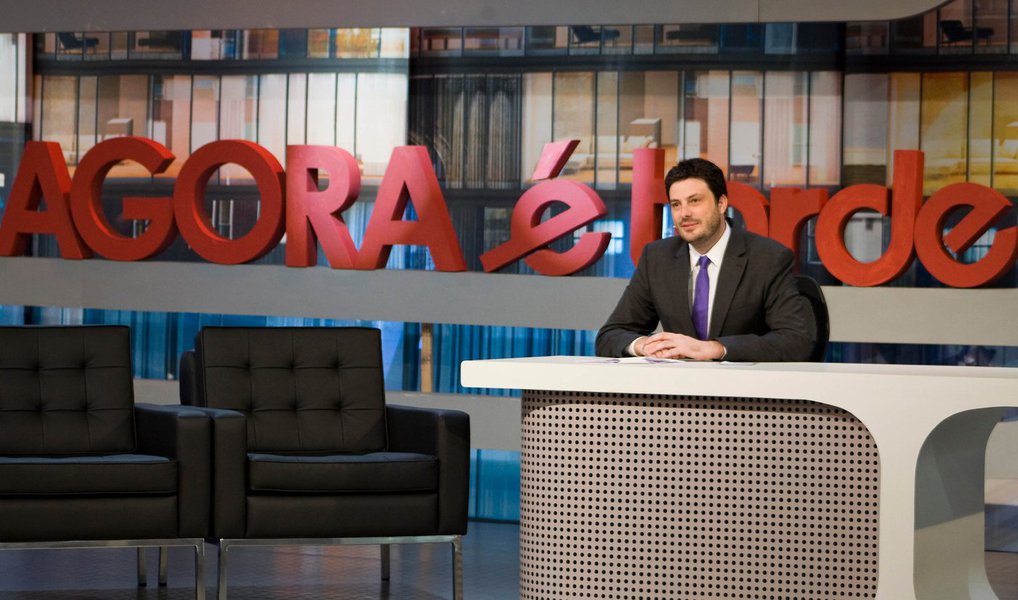 Apresentador Danilo Gentilli foi condenado a pagar uma indenização de R$ 200 mil por danos morais para a técnica de enfermagem Michelle Maximino; decisão é da juíza Regina Célia de Albuquerque Maranhão, do Tribunal de Justiça de Pernambuco; Michelle processou Gentili depois de ser comparada com o ator de filme pornô Kid Bengala. "Em termos de doação de leite ela está quase alcançando o Kid Bengala", ironizou ele em 2013, quando apresentava o programa 'Agora é Tarde', da Band