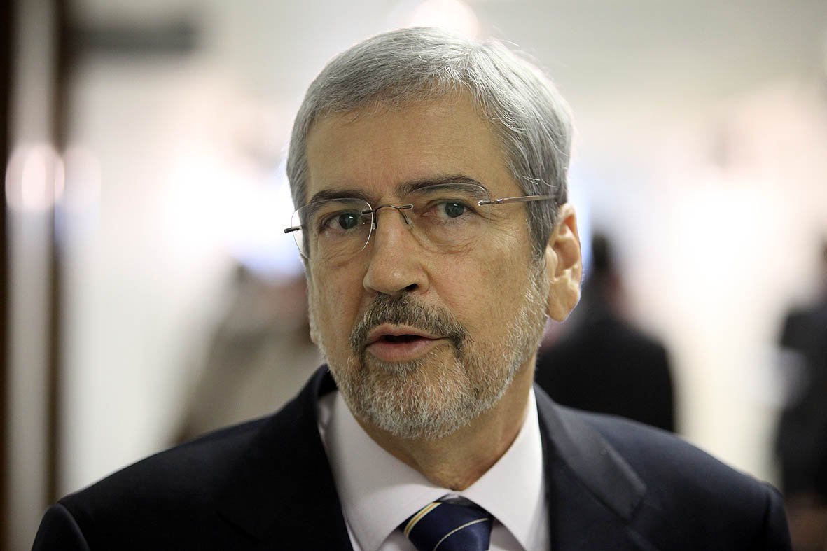 Partidos de oposição a governo Dilma anunciaram que irão protocolar representação na Procuradoria da República no Distrito Federal solicitando abertura de inquérito policial e decretação de medida cautelar de busca e apreensão de eventuais provas no hotel em que o ex-presidente Lula está hospedado em Brasília; os oposicionistas querem investigar suposta compra de votos contrários ao impeachment da presidente Dilma; "Vamos fazer uma representação junto ao Ministério Público Federal em virtude de muitas denúncias não republicanas de ocorrências no hotel", afirmou o líder do PSDB na Câmara, Antonio Imbassahy (BA); DEM, PPS, PSC e PTB também se juntaram ao pleito