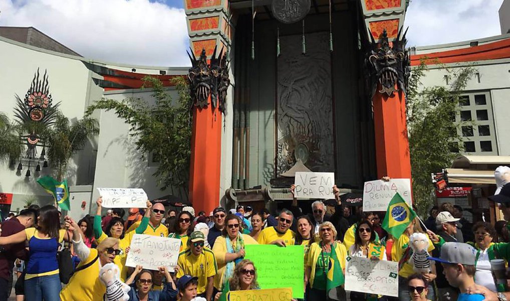 Um grupo de brasileiros residentes na Argentina ocupou na manha desta quarta-feira, 11, o Consulado do Brasil em Buenos Aires para protestar contra o processo de impeachment da presidente Dilma Rousseff; com faixas, os manifestantes pediram às autoridades que "não reconheçam governos que não tenham sido eleitos pelo voto popular"; nesta tarde, a Frente Argentina para a Democracia no Brasil – formada por partidos políticos e organizações sociais de esquerda – fará uma marcha pelo centro de Buenos Aires até a porta da Embaixada do Brasil para protestar contra o impeachment