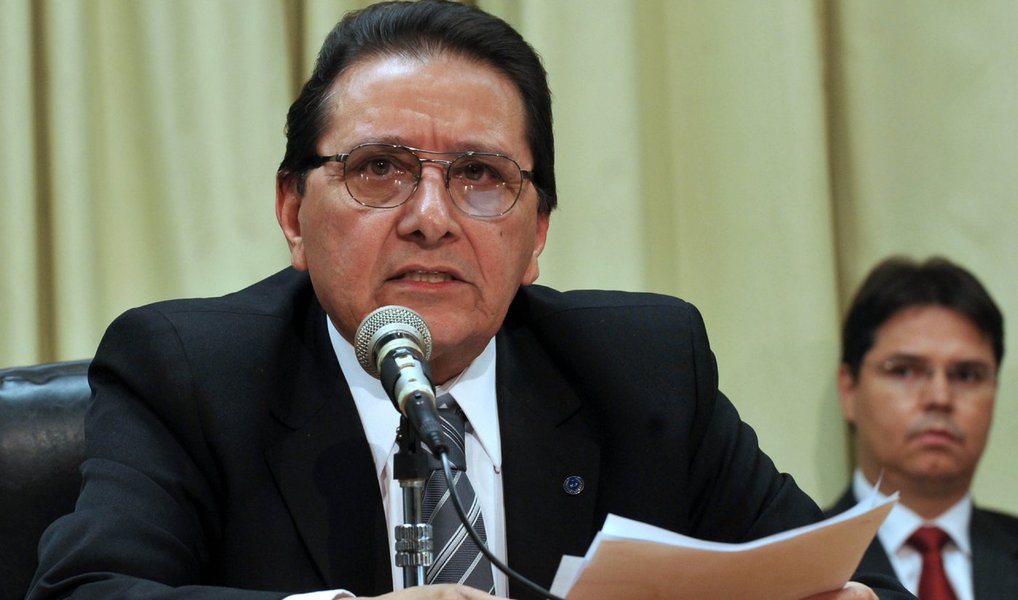 O Ministério Público Federal do Distrito Federal denunciou 23 pessoas por corrupção ativa e passiva no âmbito da Operação Zelotes, entre elas o ex-secretário da Receita Federal Otacílio Cartaxo; em três ações judiciais, a Procuradoria da República sustenta que o Banco Santander e duas empresas de exportação, juntas, teriam pago R$ 4,5 milhões em propina para obter decisões favoráveis no Carf, órgão administrativo responsável por julgar litígios sobre pagamento de impostos
 