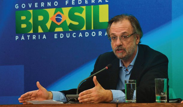 O ministro do Trabalho e Previdência Social, Miguel Rossetto, afirmou, nesta sexta (29), em ato pela democracia, que acontece na Lapa (RJ), que "é momento de dialogar e acompanhar o que está ocorrendo no Congresso Nacional"; ele pontuou que é "momento de construção da opinião democrática e da afirmação de direitos"; "O Brasil quer e deve caminha para frente por mais democracia e direito social", frisou