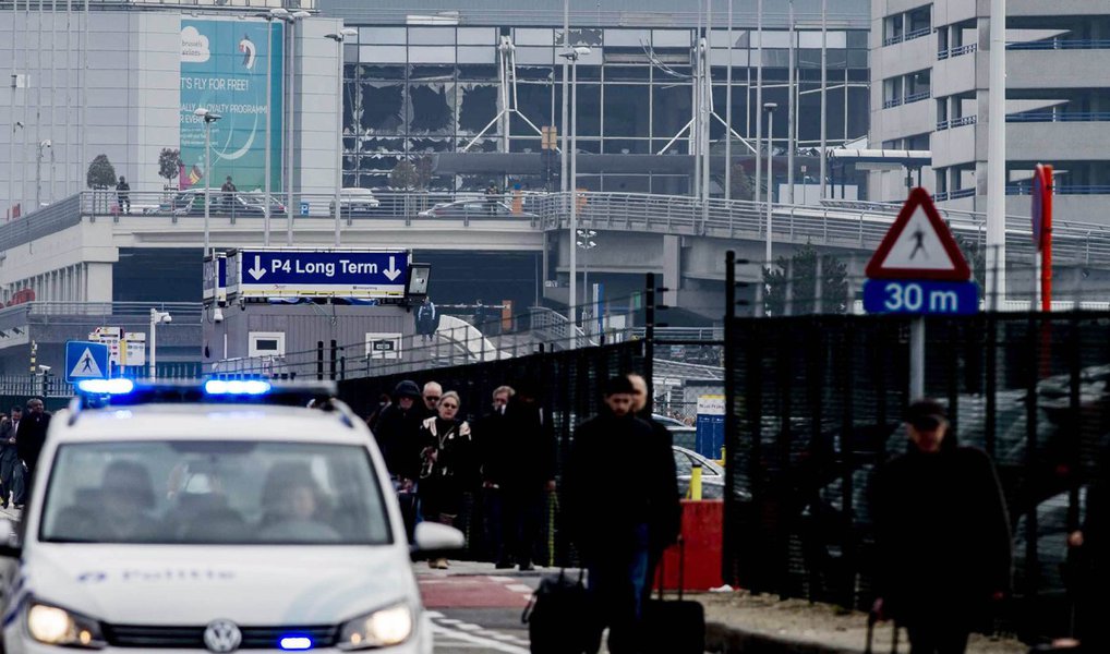 Em um comunicado em que reivindica a autoria dos ataques em Bruxelas, que deixaram ao menos 34 mortos, o grupo extremista Estado Islâmico ameaça realizar ataques “mais duros e mais amargos” contra os países que combatem os jihadistas; “Uma célula secreta de soldados do califado lançou-se contra a cruzada Bélgica que não cessou de combater o Islã”, diz o texto, divulgado em francês e em árabe