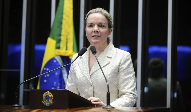 Investigadores da Operação Lava Jato prorrogaram por mais 60 dias o inquérito que investiga um suposto repasse de R$ 1 milhão do esquema da Petrobras para a campanha da senadora petista em 2010; a denúncia foi feita em delação premiada pelo doleiro Alberto Youssef e pelo ex-diretor da Petrobras Paulo Roberto Costa, mas não comprovada; Gleisi nega irregularidades e ressalta ter declarado todas as duas doações