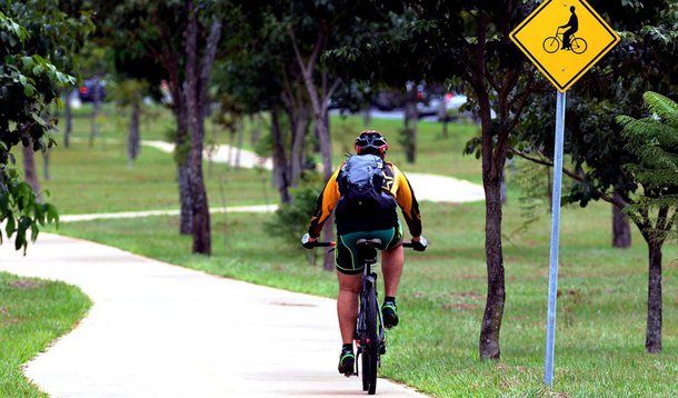 Todas as obras de construção, ampliação ou adequação no sistema viário de Brasília deverão prever no projeto a criação de ciclovias, ciclofaixas e infraestrutura cicloviária; a sanção do governador Rodrigo Rollemberg, que altera a Lei nº 3.639/2005, está publicada no Diário Oficial do Distrito Federal; a legislação anterior estabelecia a regra apenas para rodovias; com a mudança no texto da lei, proposta pela deputada distrital Sandra Faraj (Solidariedade), ciclovias ou ciclofaixas obrigatoriamente serão instaladas em novas intervenções nas vias públicas, em trechos urbanos das rodovias e nas estradas
