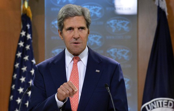 O secretário de Estado norte-americano, John Kerry, fez um apelo neste domingo para que se mantenham os diálogos de paz em Genebra sobre a Síria, apesar do ataque realizado pelo Estado Islâmico que matou 60 pessoas no santuário xiita mais sagrado do país; "No fim não há nenhuma solução militar para o conflito", disse Kerry em comunicado televisionado