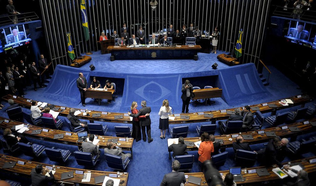 A lei do impeachment tem sido um fator recorrente de crises. Inegavelmente anacrônica, a legislação precisa ser modernizada. Temos de fazer lei que apontem segurança jurídica, proteja contratos, estabeleça a rotina e não instrumentos de permanente instabilidade