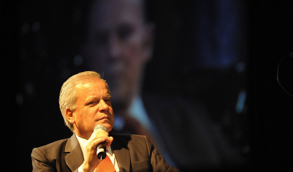 Apresentador do telejornal da emissora em São Paulo diz que processo é político e que não vê autoridade moral ou ética nos políticos que querem julgar a presidente; “Dos 65 deputados que compõem a comissão, mais de 40 tiveram seus nomes ligados às empresas investigadas na Lava Jato”, disse; após confirmar que o impeachment se trata de um golpe, em resposta a pergunta de um internauta, Chico Pinheiro passou a ser alvo da ira de golpistas que iniciaram uma onda de agressões nas redes sociais