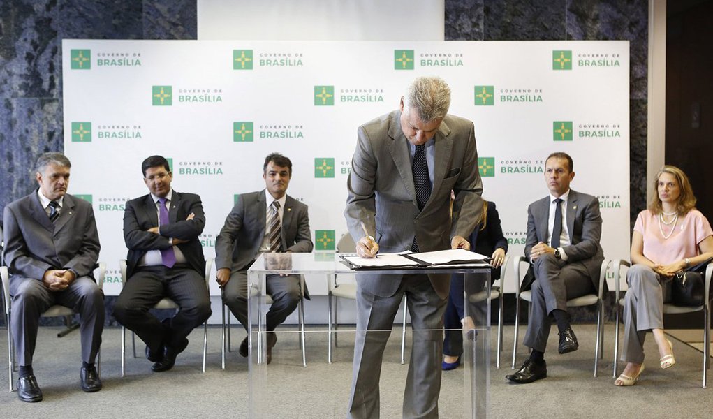 O governador do Distrito Federal, Rodrigo Rollemberg, assinou três decretos para aprimorar a gestão pública: um que regulamenta a chamada Lei Anticorrupção, outro para definir padrões éticos para servidores e um terceiro estabelecendo modelos de boas práticas no gerenciamento de riscos e no controle interno a serem adotados na administração direta e indireta; governador afirmou que a Controladoria-Geral do DF inova ao investir na prevenção do mau uso dos recursos públicos