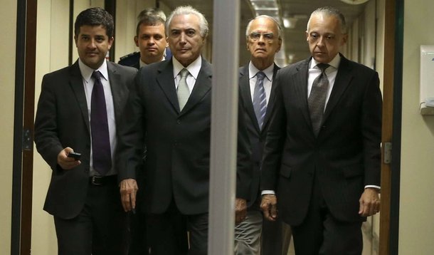 Redução de ao menos dez ministérios prevista em eventual governo Michel Temer (PMDB) é criticada pelas centrais sindicais, que se queixam do desmembramento do Ministério do Trabalho, entregando a reforma da Previdência à Fazenda, de Henrique Meirelles; "É como deixar a raposa cuidar dos ovos no galinheiro", disse Ricardo Patah, presidente da UGT; a suposta fusão da Secretaria de Direitos Humanos com a Justiça também gerou controvérsias; a esperada nomeação de Alexandre de Moraes, secretário de Segurança de SP para a pasta é "assustadora", afirmou a professora Heloisa Buarque de Almeida, da USP; a união do Ministério da Ciência, Tecnologia e Inovação com o das Comunicações também foi bombardeada pela comunidade científica