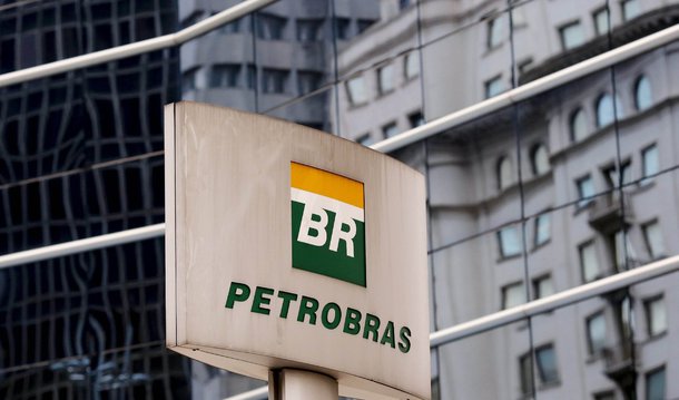 Petrobras planeja vender títulos de 5 e 10 anos denominados em dólares na primeira oferta global de bônus de uma empresa brasileira desde junho, em um esforço para reduzir riscos de pagamento nos próximos anos; companhia anunciou a oferta, juntamente com um plano de recompra de até 3 bilhões de dólares em bônus que vencem em 2018 ou dívida com cupom de 8,375%; novos títulos foram classificados com a nota "B3" pela agência de risco Moody's, seis níveis abaixo do grau de investimento