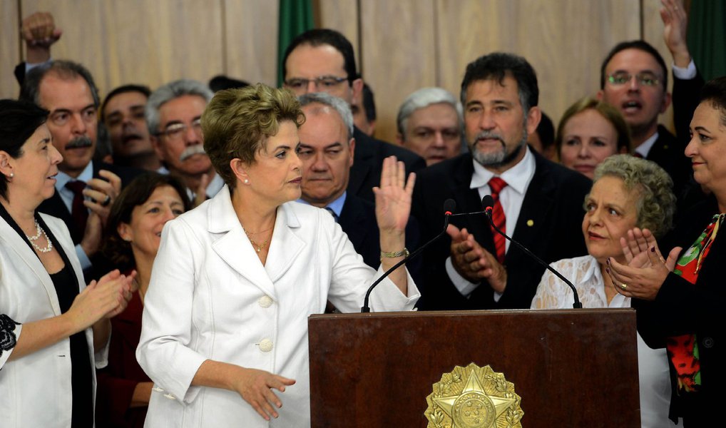 Uma nação "que queria ser moderna" recua no tempo e se coloca ao lado de Honduras e Paraguai como países onde "presidentes eleitos foram afastados de forma questionável", afirmam análises de jornais e sites estrangeiros sobre o impeachment de Dilma Rousseff; com o título "Um país perde", o site Spiegel Online afirma que "o drama em torno da presidente é um vexame para um país afundado na crise"; na análise do semanário Die Zeit, o afastamento de Dilma é "a declaração de falência do Brasil"; no Süddeutsche Zeitung, a análise "Estes homens derrubaram a presidente" apresenta uma relação de todos os envolvidos no processo e diz que "a queda de presidente é muito mais o resultado de intrigas políticas, costuradas pelos adversários de Rousseff"
