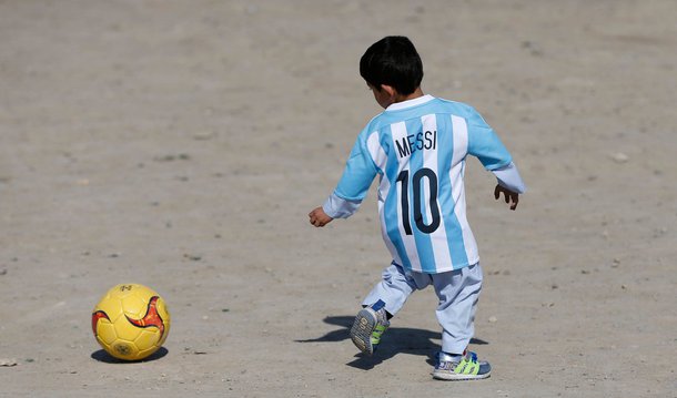 Menino afegão Murtaza Ahmedi, de cinco anos de idade, que é fã do jogador argentino Lionel Messi fugiu de casa e foi para o Paquistão porque sua família teme que ele possa ser sequestrado por ter se tornado uma sensação improvável na Internet; Ahmedi ganhou notoriedade em todo o mundo após ser fotografado com uma camiseta improvisada, feita com uma sacola plástica, imitando as cores da seleção argentina e com o nome de Messi e o número 10; família temia que ele fosse sequestrado caso permanecesse na região central de Ghazni, onde a segurança é frágil e os sequestros são comuns