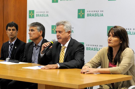 O governador Rodrigo Rollemberg anunciou mudanças no sistema prisional de Brasília; a Subsecretaria do Sistema Penitenciário (Sesipe) volta a ser coordenada pela Secretaria da Segurança Pública e da Paz Social, que também se encarregará da Fundação de Amparo ao Trabalhador Preso. Até então, os órgãos eram vinculados à Secretaria de Justiça e Cidadania (Sejus); o chefe do Executivo local também promoveu alterações no comando da Sejus; a pasta deixa de ser chefiada por João Carlos Souto, que ficou 1 ano e 2 meses no cargo; mudanças acontecem na mesma semana em que dez presos fugiram do Complexo Penitenciário da Papuda