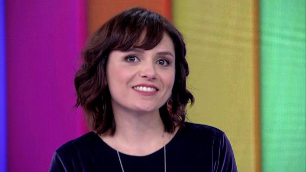 "Meu Deus!!! Que momento triste vivemos. Como estamos equivocados, cegos. Somos um povo que se informa apenas por manchetes do JN...", postou no Twitter a atriz e ex-apresentadora do Vídeo Show, da Globo; "Não aprovo governo, não aprovo oposição. Acho a mídia tendenciosa. Não me sinto bem informada, nem representada por ninguém. E agora, José?", acrescentou