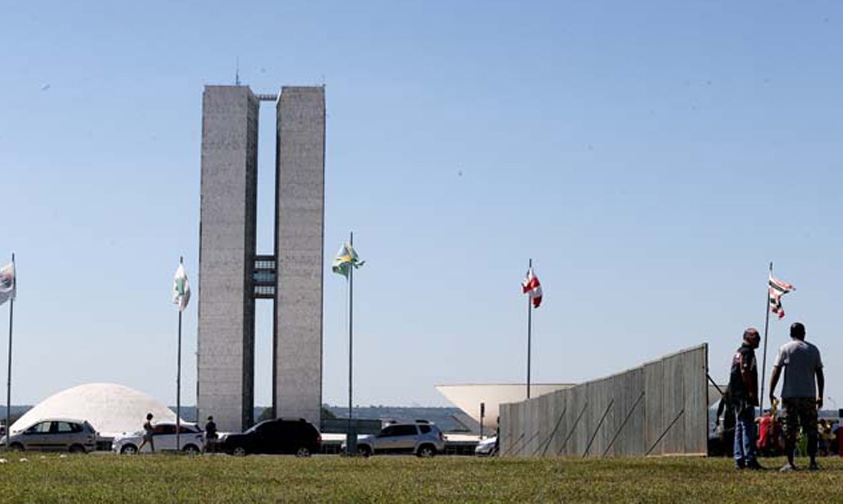As medidas de segurança traçadas para a semana de manifestações na semana de votação do impeachment da presidente Dilma Rousseff já começaram neste domingo na Esplanada dos Ministérios; a Secretaria de Segurança Pública do DF instalou barreiras no meio da Esplanada, separando as alas sul e norte; objetivo é evitar confronto entre os manifestantes pró e contra o impeachment; até o gramado do Congresso Nacional, ponto tradicional das manifestações, já está separado ao meio