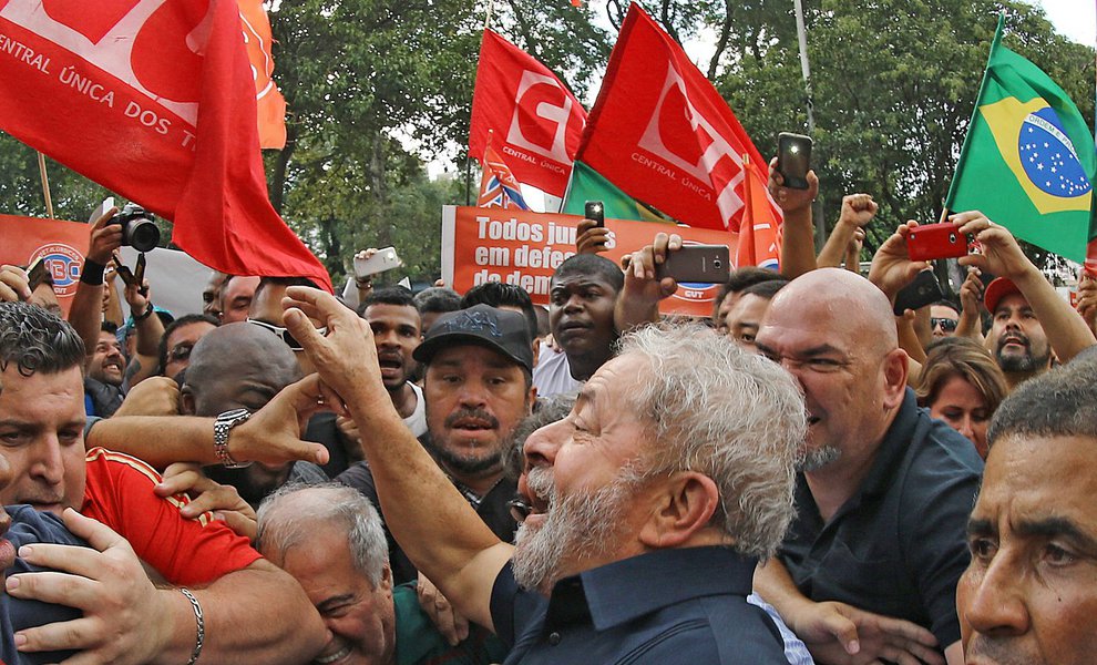 "Minha primeira hipótese é que o plano original era, depois do interrogatório, embarcá-lo num voo para Curitiba", diz o colunista Alex Solnik; "E que o plano teria sido abortado quando Moro percebeu a reação popular dentro e fora do aeroporto a favor de Lula, a demonstrar que se ele não entregasse Lula ali em Congonhas mesmo de volta à liberdade as consequências seriam imprevisíveis"; segundo o jornalista, Moro não cometeu apenas o erro grosseiro da condução coercitiva; "O erro que ele cometeu foi ter colocado tropas na rua para cercar locais e levar a depoimento pessoas totalmente inofensivas, barricadas na frente do Instituto Lula protegidas por homens em uniforme de campanha, exibindo metralhadoras"