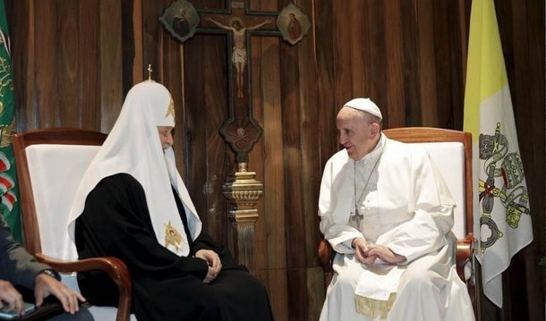 O papa Francisco se encontrou nesta sexta (12) com o líder da Igreja Ortodoxa Russa, o patriarca de Moscou Cirilo I, na primeira reunião na história entre os líderes religiosos; durante a conversa, Cirilo disse que “agora as coisas serão mais fáceis [entre as igrejas]”; em resposta, o papa afirmou que “está claro que essa é a vontade de Deus”; o inédito encontro começou logo após o desembarque do papa no Aeroporto Internacional José Martí, em Havana, capital de Cuba