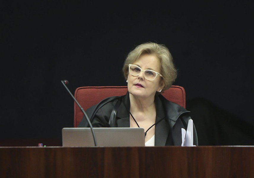 A ministra do Supremo Tribunal Federal Rosa Weber vai relatar o habeas corpus apresentado pela defesa do ex-presidente Lula para suspender a decisão de Gilmar Mendes, que anulou a nomeação de Lula como ministro da Casa Civil e mandou o caso do ex-presidente para o juiz Sérgio Moro, que cuida da Lava Jato em primeira instância; a redistribuição foi feita por meio eletrônico, após o ministro Edson Fachin se declarar impedido para julgar o recurso