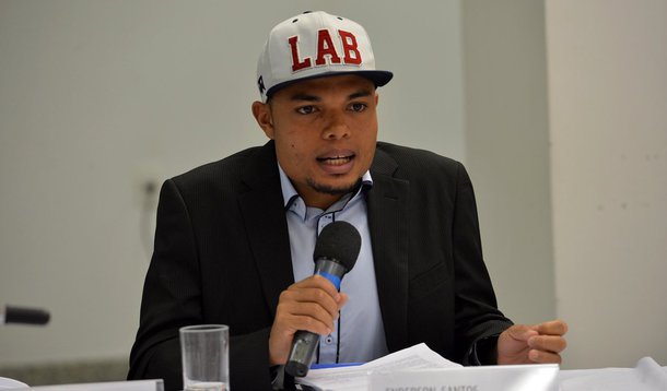 Conselheiro Enderson Araújo, da EBC, critica o nome indicado pelo governo interino para assumir a presidência da entidade, Laerte Rimoli, ex-diretor da TV Câmara e nome de confiança do deputado afastado Eduardo Cunha (PMDB-RJ), ex-presidente da Câmara dos Deputados: “Temer pretende transformar a EBC em uma Agência Estatal, ou algo nessa linha, como já foi noticiado, ele pretende enxugar a EBC, o que afetará as transmissões. A EBC é plural e abriu as portas para que as diferentes classes, de cor e raça, pudessem ter espaços na televisão pública. A nomeação do Rimoli transformaria a TV Brasil em TV do Temer”