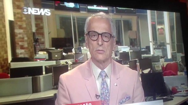 Diante da enxurrada de notícias e declarações críticas da mídia internacional com relação ao afastamento da presidenta eleita Dilma Rousseff, o correspondente da emissora nos Estados Unidos foi obrigado a falar sobre o assunto e, ao noticiar o editorial do NYT que sai em defesa de Dilma, chega até a gaguejar. Vídeo viralizou nas redes. Assista