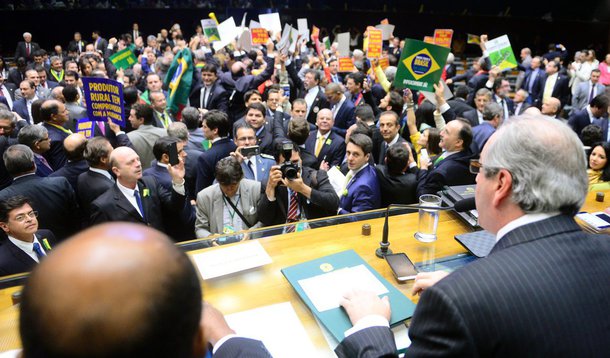 Para o jornalista Paulo Nogueira, do DCM, uma coisa que não estava absolutamente nos planos dos golpistas acabou se tornando a mais letal propaganda contra o golpe: a sessão da Câmara que aprovou o impeachment; “parecia uma festa no hospício, comandada por um psicopata”, diz; ele ressalta que até a imprensa internacional está, nestes dias, fazendo piada dos motivos invocados na Câmara para o sim