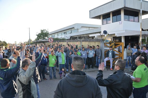 Em função da decisão da URBS S/A de desarquivar multas indevidas de 2011 e 2012 e enviar às empresas o Sindicato dos Motoristas e Cobradores de Curitiba e Região (Sindimoc) deverá chamar uma greve geral da categoria. As empresas já avisaram, oficialmente, que vão repassar a conta aos motoristas e cobradores. Na próxima segunda-feira (23) a diretoria do sindicato deve se reunir para definir data da greve e estabelecer um prazo para que a URBS S/A e a Prefeitura de Curitiba proponham uma solução para o problema.