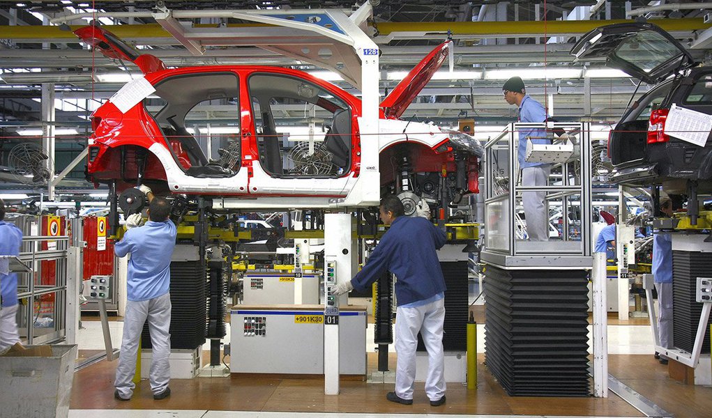 Fábrica da Volkswagen em Taubaté, interior paulista, suspendeu a produção por falta de peças; segundo o Sindicato dos Metalúrgicos, as operações foram paralisadas devido à falta de bancos para a montagem dos carros, que são fornecidos por outra empresa; parada afeta 4,5 mil funcionários da montadora
