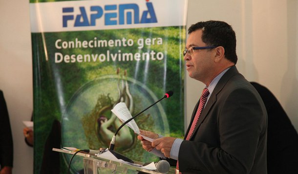 O governo estadual, por meio da Fundação de Amparo à Pesquisa e ao Desenvolvimento Científico e Tecnológico do Maranhão (Fapema), realiza neste mês de maio a segunda etapa das viagens de divulgação do Plano de Trabalho 2016; a comitiva da Fundação, capitaneada pelo diretor-presidente, Alex Oliveira, visitará Bacabal, Coroatá, Codó, Caxias e Timon; o Plano de Trabalho está estruturado em quatro linhas de ação: ‘Mais Ciência’; ‘Mais Inovação’ e ‘Mais Qualificação e Popularização da Ciência’; dentro desses quatro eixos estão inseridos 15 programas e 44 editais; o executivo; para este ano, o Governo prevê um investimento da ordem de R$ 50,3 milhões nas áreas de ciência, tecnologia e inovação