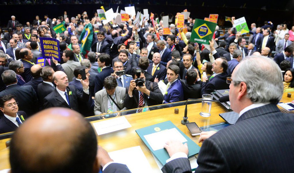 Para o jornalista Paulo Nogueira, do DCM, uma coisa que não estava absolutamente nos planos dos golpistas acabou se tornando a mais letal propaganda contra o golpe: a sessão da Câmara que aprovou o impeachment; “parecia uma festa no hospício, comandada por um psicopata”, diz; ele ressalta que até a imprensa internacional está, nestes dias, fazendo piada dos motivos invocados na Câmara para o sim