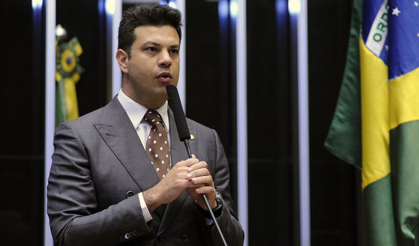 Apesar de orientar a bancada do PMDB a votar pelo impeachment, em discurso na Câmara, pois esta foi a posição da maioria dos deputados do partido, o líder Leonardo Picciani (RJ) criticou a maneira pela qual o caso foi conduzido e pediu aos parlamentares que, após o término do  processo, tenham um gesto de "grandeza" e não repitam o clima de guerra registrado após a reeleição da presidete Dilma em 2014; "Quero fazer um apelo aos meus colegas de bancada. Seja qual for o resultado no próximo domingo, que nós todos tenhamos a grandeza no país, grandeza que faltou no pós-eleição de 2014", disse, citando erros do governo e da oposição, que não aceitou o resultado das urnas