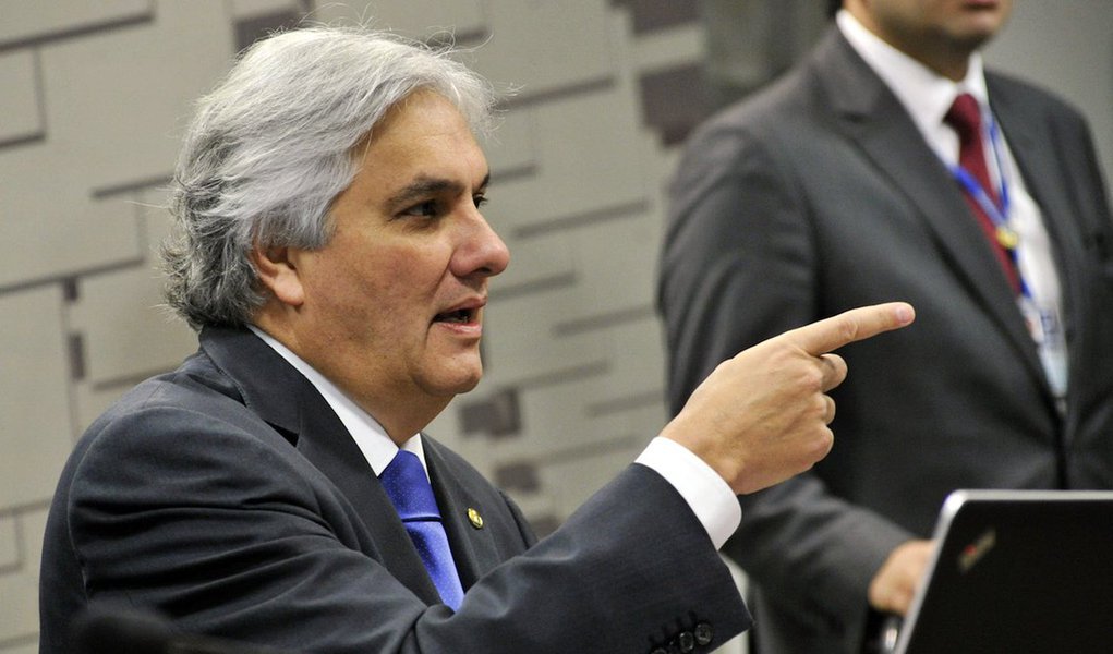 Em petição, os advogados do senador Delcídio do Amaral (PT-MS), Gilson Dipp, ex-ministro do STJ (Superior Tribunal de Justiça), Luís Henrique Alves Sobreira Machado e Raul Amaral, afirmam que o senador Ataídes Oliveira (PSDB-TO) não pode permanecer na relatoria do caso por falta de isenção do PSDB; preso na Lava Jato, Delcídio é acusado de tentar interferir na operação