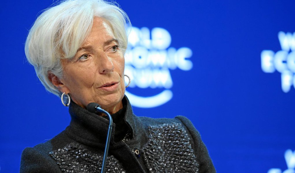 "A permanência de [Christine] Lagarde no FMI é fundamental para o enfrentamento adequado dos atuais desafios econômicos mundiais", disse o ministro Nelson Barbosa em nota divulgada pelo Ministério da Fazenda