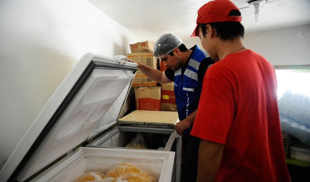 O Ministério do Trabalho e Previdência Social e o Ministério Público do Trabalho fizeram uma operação para verificar possível trabalho análogo à escravidão em cinco endereços pertencentes a uma exportadora e importadora de produtos chineses; uma pastelaria foi interditada; quatro chineses foram encontrados sem documentos em galpões da empresa, na zona norte; a ação foi a sétima fase da Operação Yulin, que desde 2013 tem fiscalizado pastelarias, onde chineses eram mantidos em condições precárias, cumprindo jornadas exaustivas de trabalho; a operação tem como prioridade flagrar imigração irregular, tráfico de pessoas e trabalho escravo