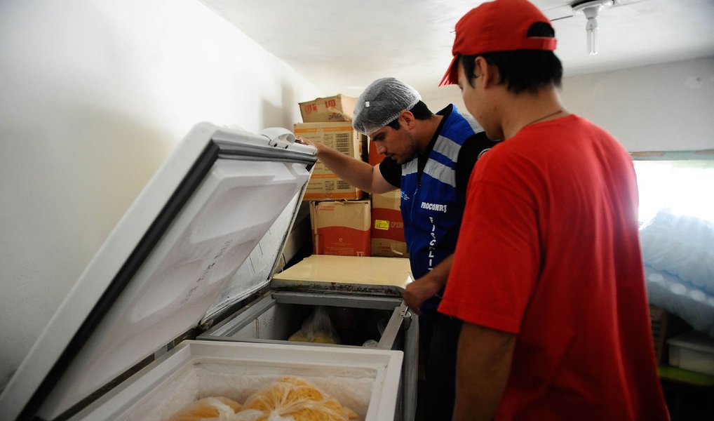 O Ministério do Trabalho e Previdência Social e o Ministério Público do Trabalho fizeram uma operação para verificar possível trabalho análogo à escravidão em cinco endereços pertencentes a uma exportadora e importadora de produtos chineses; uma pastelaria foi interditada; quatro chineses foram encontrados sem documentos em galpões da empresa, na zona norte; a ação foi a sétima fase da Operação Yulin, que desde 2013 tem fiscalizado pastelarias, onde chineses eram mantidos em condições precárias, cumprindo jornadas exaustivas de trabalho; a operação tem como prioridade flagrar imigração irregular, tráfico de pessoas e trabalho escravo