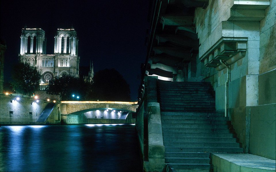 Quando a noite cai, Paris se ilumina e abre aos nossos olhos panoramas de puro êxtase. É o momento de flâner, de sair às ruas a pé, sem lenço nem documento, para desfrutar as formas e luzes da mais cativante das cidades. Foi o que fez o fotógrafo ítalo-brasileiro Lamberto Scipioni (www.lambertoscipioni.com). Com suas câmeras ele capturou alguns dos mil fogos noturnos de Paris. 